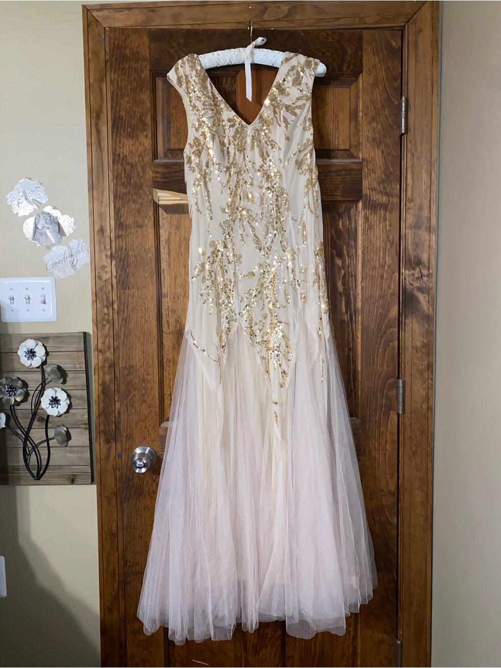 Elegant Sleeveless Gold Sequin Tulle Evening Dress